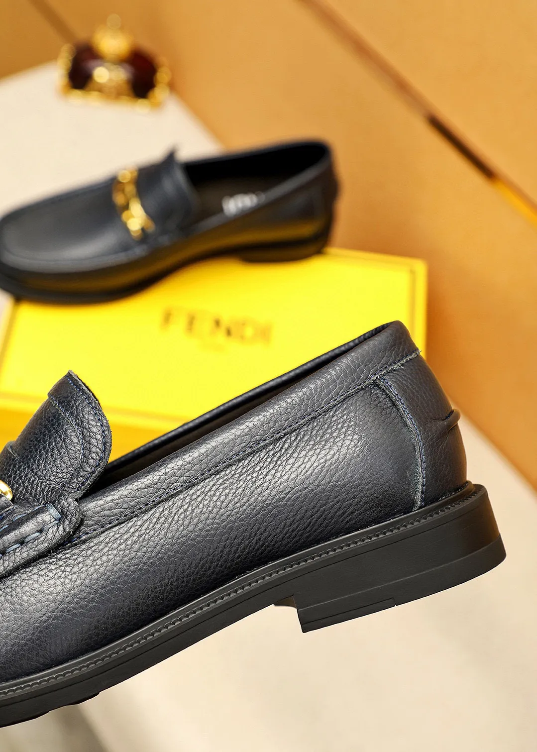 Men's shoes 💰460 💐 Product trademark: FENDI [Fendi] casual leather shoes Regular size: 38-44 (45🉑️customized) Product materials: Selected imported first-layer pebbled cowhide leather upper + luxury hardware buckle, imported cowhide lining. Strong three-dimensional visual effect, rubber outsole Color: 3⃣️colors available